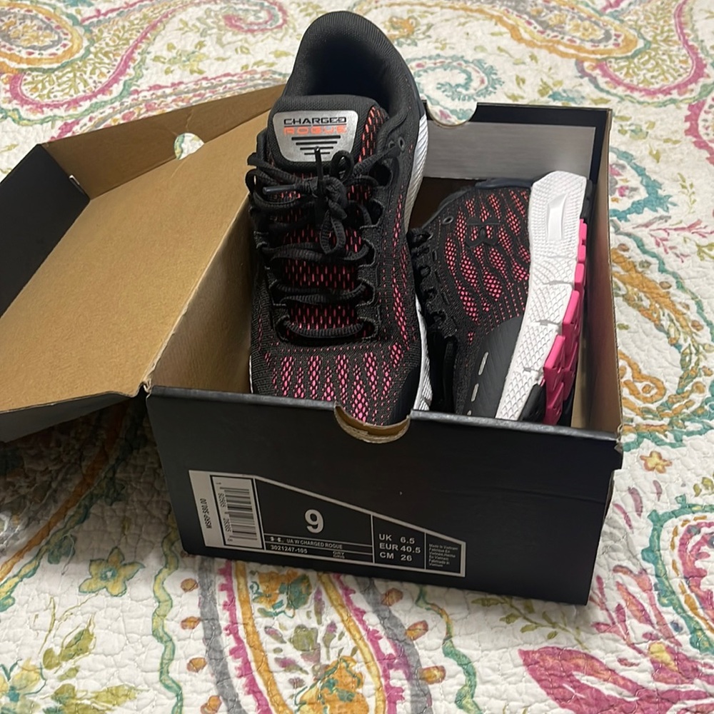 New Under Armour Charged Rogue Black/Pink Athletic Shoes, Size 9